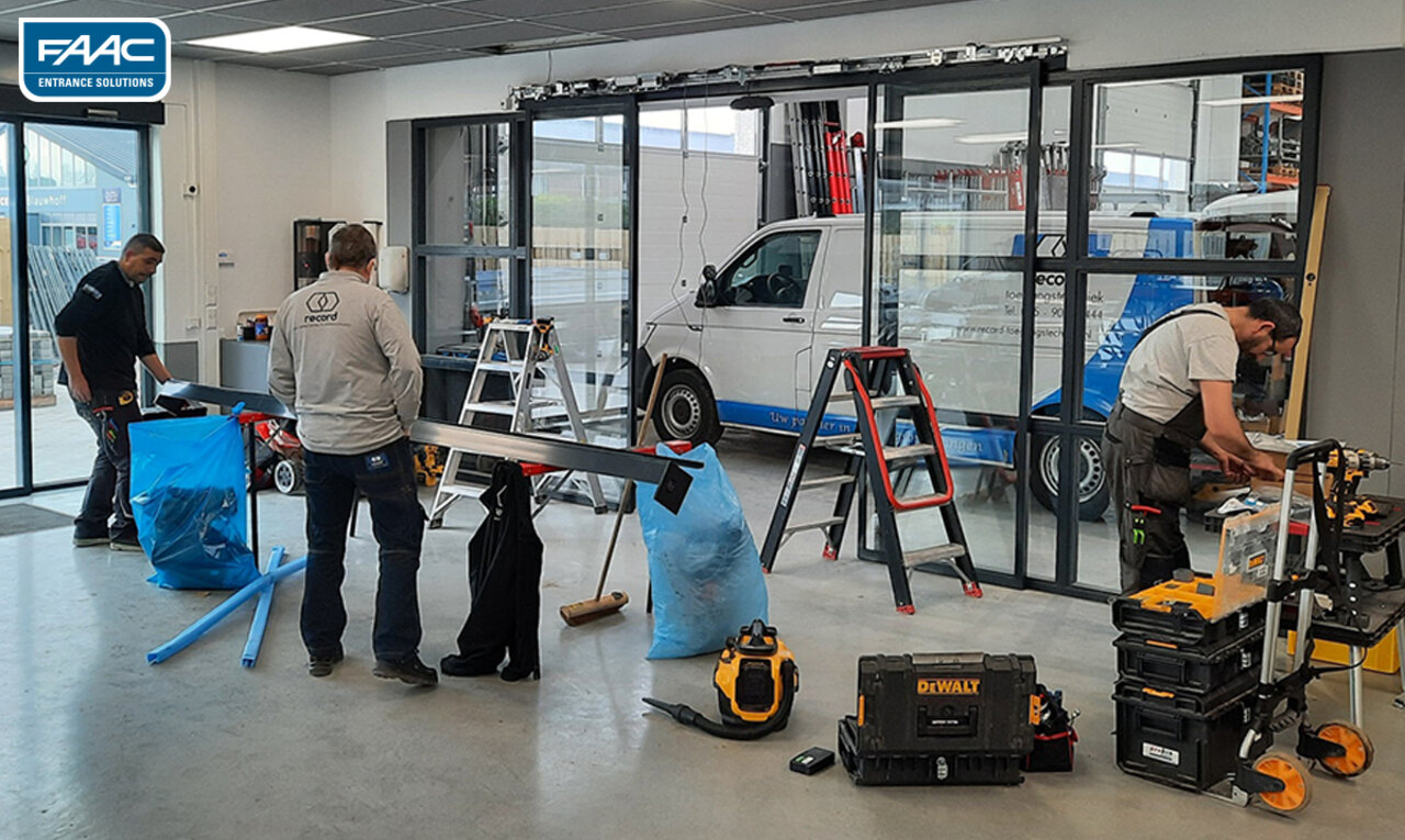 Hamid, Youssef en Vincent druk met maatwerk voor de installatie van de automatische schuifdeuren